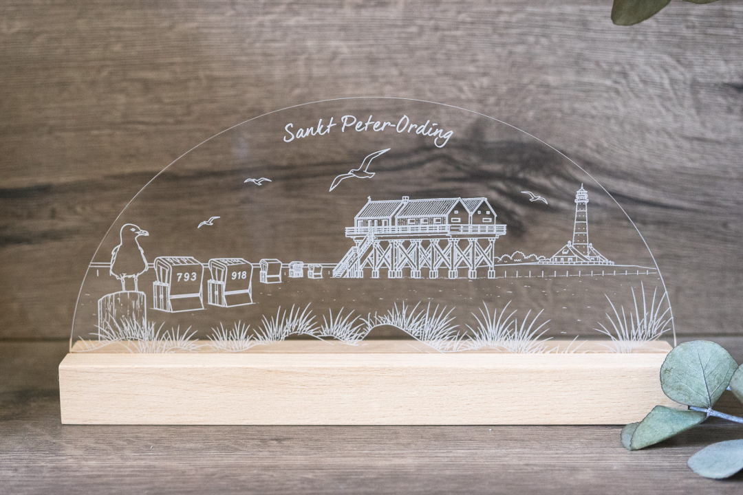 LED-Tischlampe mit graviertem Sankt-Peter-Ording-Motiv (Pfahlbau, Leuchtturm, Strandkörbe) auf Acrylglas und Holzsockel, warmweißes Licht